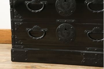 和製ビンテージ　希少デザイン!!　手打ち金具　艶やかな黒漆塗りが美しい小振りな岩谷堂箪笥(衣装タンス、収納箪笥、引き出し、チェスト、ヴィンテージ)(R-075489)
