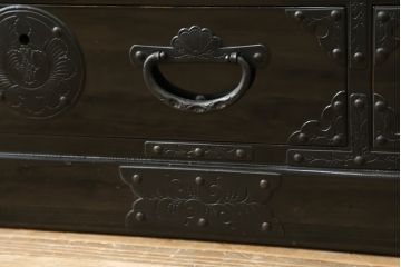 和製ビンテージ　希少デザイン!!　手打ち金具　艶やかな黒漆塗りが美しい小振りな岩谷堂箪笥(衣装タンス、収納箪笥、引き出し、チェスト、ヴィンテージ)(R-075489)