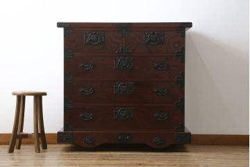 中古　美品　四国・高松　飛鳥民芸家具　深い色味と美しい木目が魅力的な車箪笥(衣装箪笥、収納箪笥、整理箪笥、和箪笥、引き出し)(R-075490)