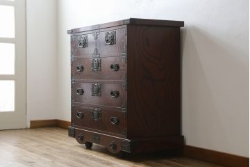 中古　美品　四国・高松　飛鳥民芸家具　深い色味と美しい木目が魅力的な車箪笥(衣装箪笥、収納箪笥、整理箪笥、和箪笥、引き出し)(R-075490)
