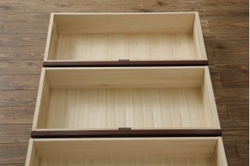 中古　美品　四国・高松　飛鳥民芸家具　深い色味と美しい木目が魅力的な車箪笥(衣装箪笥、収納箪笥、整理箪笥、和箪笥、引き出し)(R-075490)