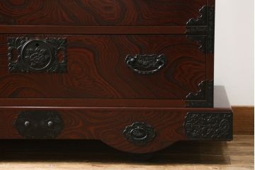 中古　美品　四国・高松　飛鳥民芸家具　深い色味と美しい木目が魅力的な車箪笥(衣装箪笥、収納箪笥、整理箪笥、和箪笥、引き出し)(R-075490)
