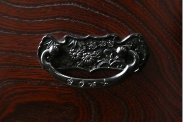 中古　美品　四国・高松　飛鳥民芸家具　深い色味と美しい木目が魅力的な車箪笥(衣装箪笥、収納箪笥、整理箪笥、和箪笥、引き出し)(R-075490)