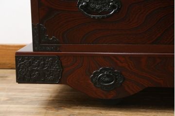 中古　美品　四国・高松　飛鳥民芸家具　深い色味と美しい木目が魅力的な車箪笥(衣装箪笥、収納箪笥、整理箪笥、和箪笥、引き出し)(R-075490)