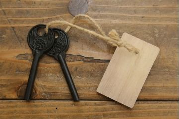 中古　美品　四国・高松　飛鳥民芸家具　深い色味と美しい木目が魅力的な車箪笥(衣装箪笥、収納箪笥、整理箪笥、和箪笥、引き出し)(R-075490)