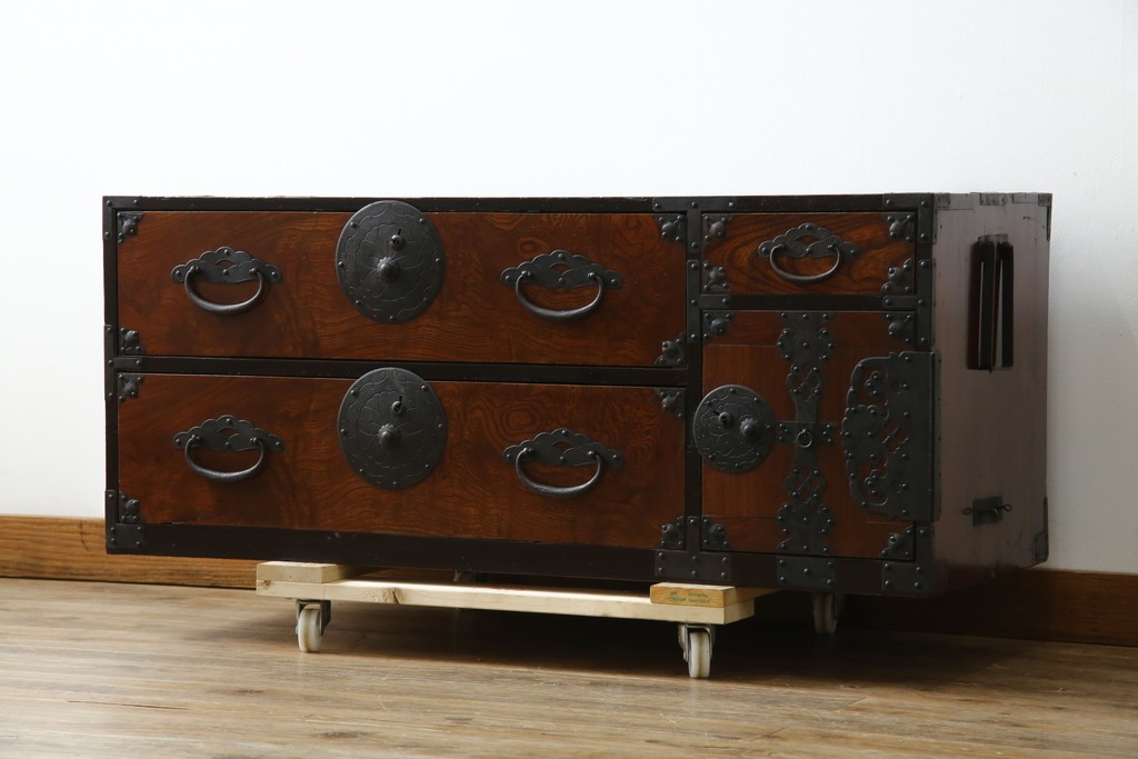 和製アンティーク　上手物!!　美品!!　前面欅(ケヤキ)材　美しい玉杢が楽しめる米沢箪笥ローチェスト　(R-075494)