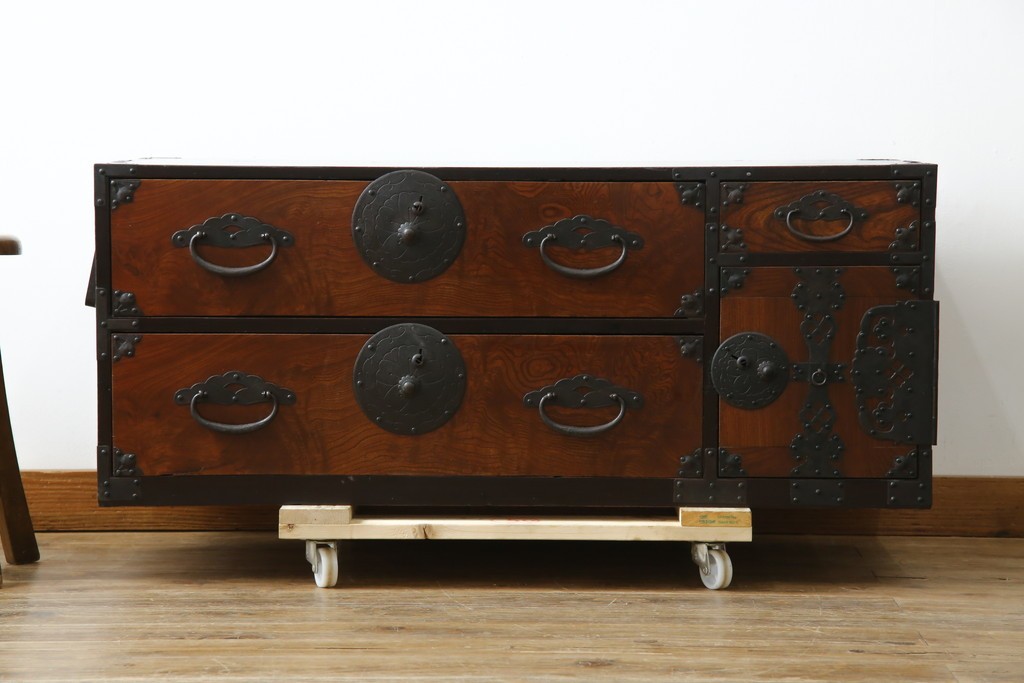 和製アンティーク　上手物!!　美品!!　前面欅(ケヤキ)材　美しい玉杢が楽しめる米沢箪笥ローチェスト　(R-075494)