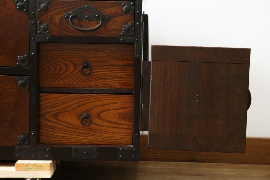 和製アンティーク　上手物!!　美品!!　前面欅(ケヤキ)材　美しい玉杢が楽しめる米沢箪笥ローチェスト　(R-075494)