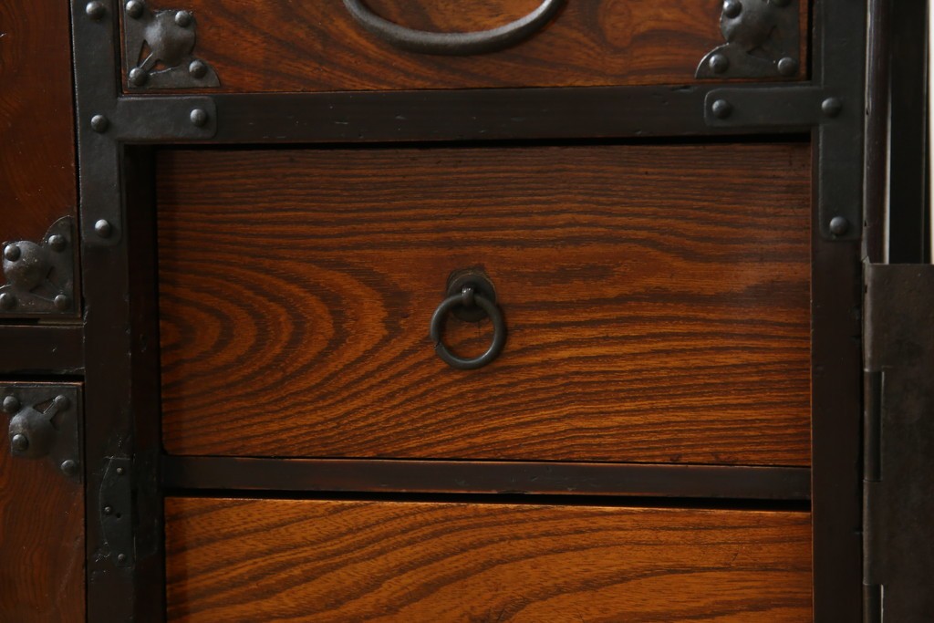 和製アンティーク　上手物!!　美品!!　前面欅(ケヤキ)材　美しい玉杢が楽しめる米沢箪笥ローチェスト　(R-075494)