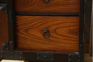 和製アンティーク　上手物!!　美品!!　前面欅(ケヤキ)材　美しい玉杢が楽しめる米沢箪笥ローチェスト　(R-075494)