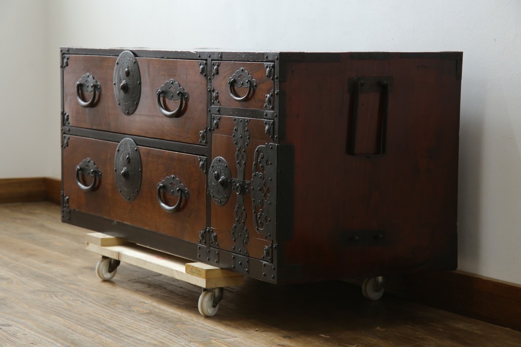 和製アンティーク　上手物!!　美品!!　前面欅(ケヤキ)材　美しい玉杢が楽しめる米沢箪笥ローチェスト　(R-075494)