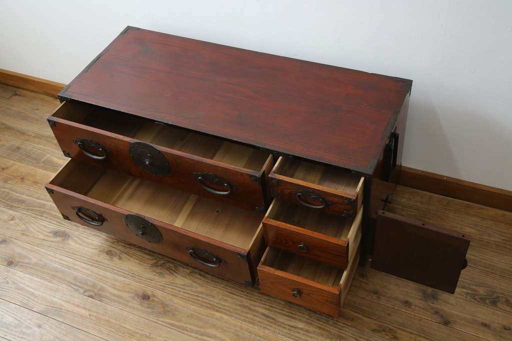 和製アンティーク　上手物!!　美品!!　前面欅(ケヤキ)材　美しい玉杢が楽しめる米沢箪笥ローチェスト　(R-075494)