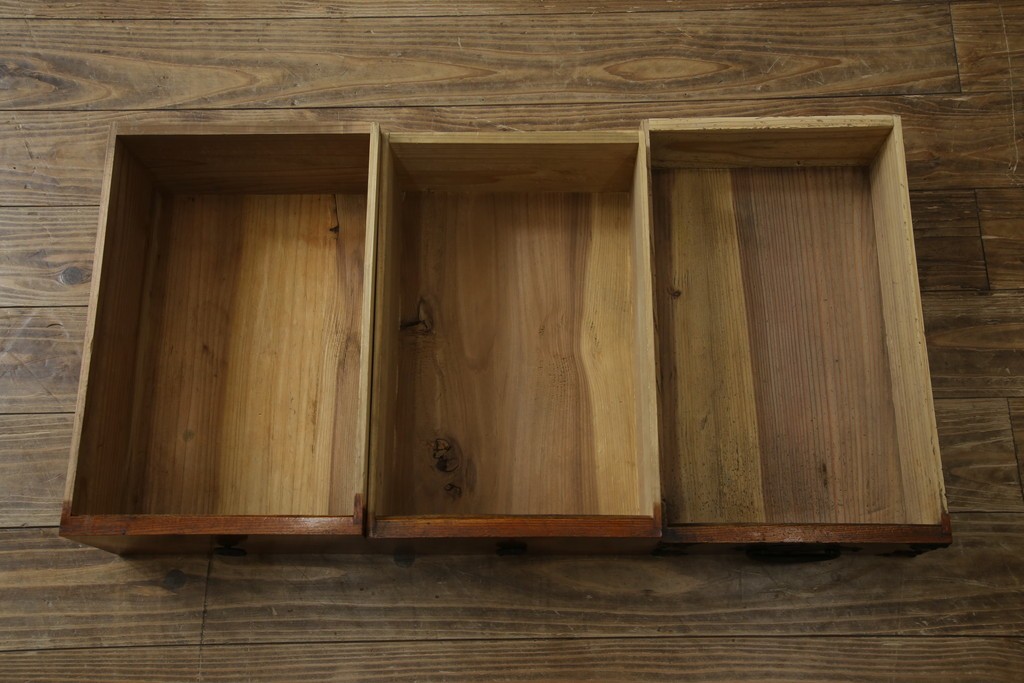 和製アンティーク　上手物!!　美品!!　前面欅(ケヤキ)材　美しい玉杢が楽しめる米沢箪笥ローチェスト　(R-075494)