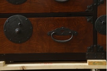 和製アンティーク　上手物!!　美品!!　前面欅(ケヤキ)材　美しい玉杢が楽しめる米沢箪笥ローチェスト　(R-075494)