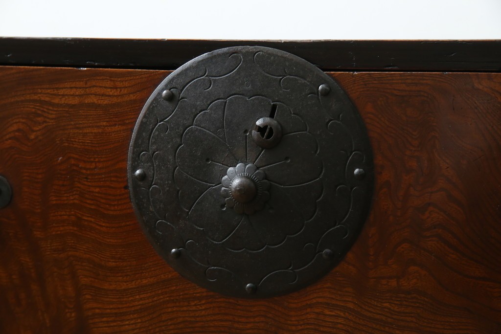 和製アンティーク　上手物!!　美品!!　前面欅(ケヤキ)材　美しい玉杢が楽しめる米沢箪笥ローチェスト　(R-075494)