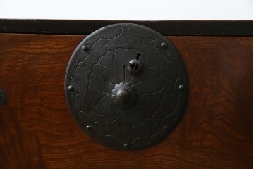 和製アンティーク　上手物!!　美品!!　前面欅(ケヤキ)材　美しい玉杢が楽しめる米沢箪笥ローチェスト　(R-075494)