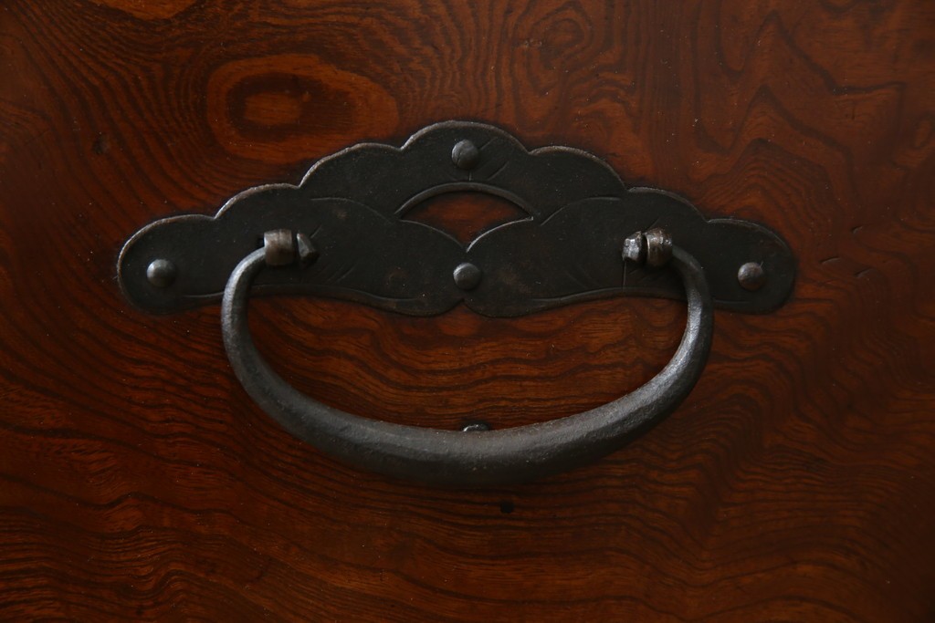 和製アンティーク　上手物!!　美品!!　前面欅(ケヤキ)材　美しい玉杢が楽しめる米沢箪笥ローチェスト　(R-075494)