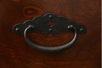 和製アンティーク　上手物!!　美品!!　前面欅(ケヤキ)材　美しい玉杢が楽しめる米沢箪笥ローチェスト　(R-075494)