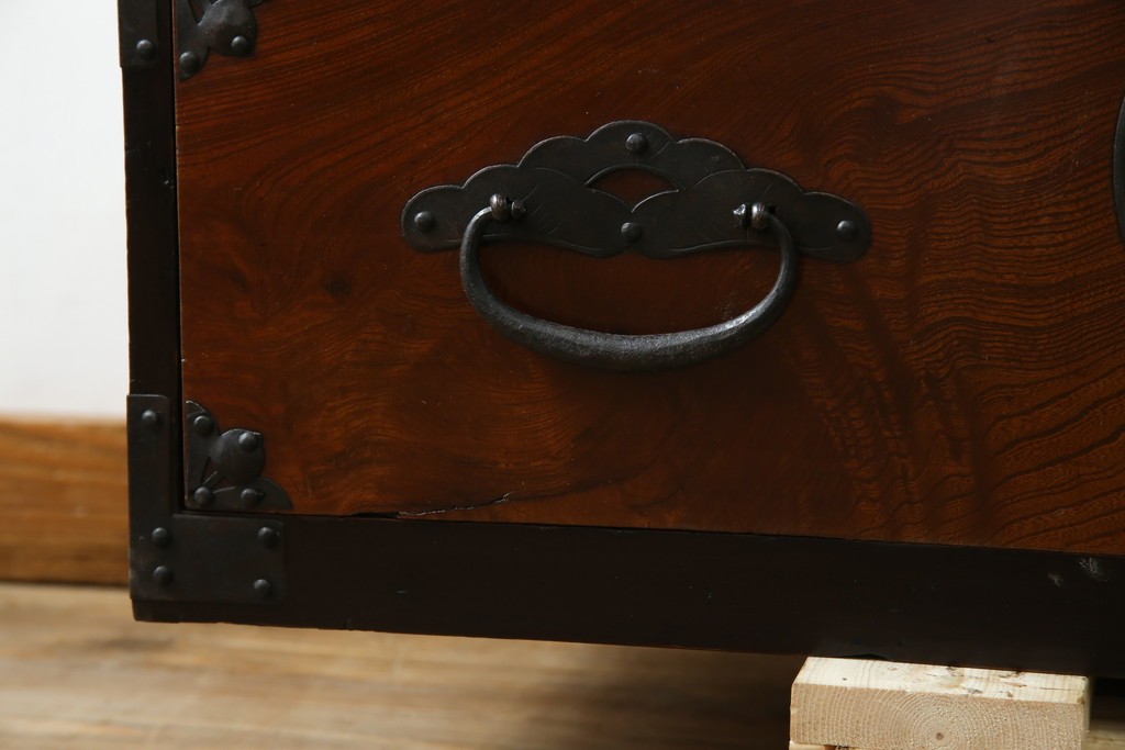 和製アンティーク　上手物!!　美品!!　前面欅(ケヤキ)材　美しい玉杢が楽しめる米沢箪笥ローチェスト　(R-075494)