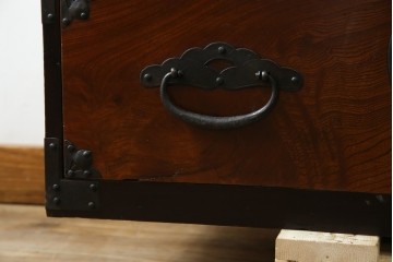 和製アンティーク　上手物!!　美品!!　前面欅(ケヤキ)材　美しい玉杢が楽しめる米沢箪笥ローチェスト　(R-075494)