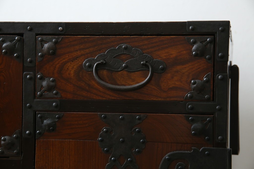 和製アンティーク　上手物!!　美品!!　前面欅(ケヤキ)材　美しい玉杢が楽しめる米沢箪笥ローチェスト　(R-075494)