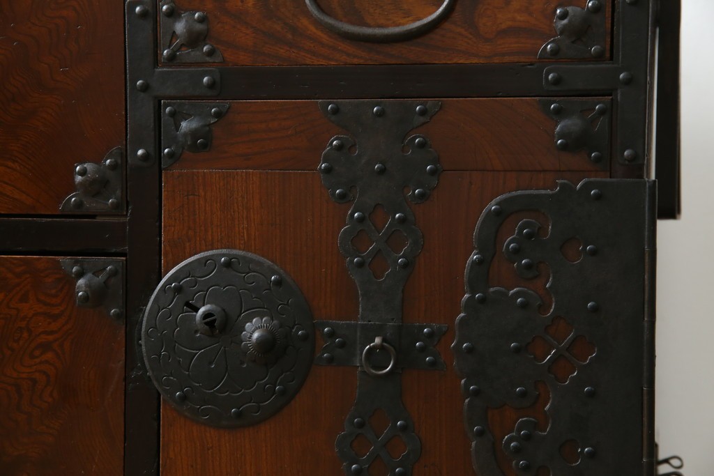 和製アンティーク　上手物!!　美品!!　前面欅(ケヤキ)材　美しい玉杢が楽しめる米沢箪笥ローチェスト　(R-075494)