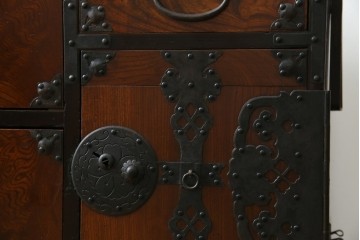 和製アンティーク　上手物!!　美品!!　前面欅(ケヤキ)材　美しい玉杢が楽しめる米沢箪笥ローチェスト　(R-075494)