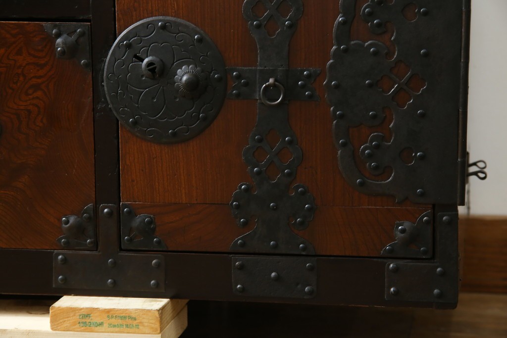 和製アンティーク　上手物!!　美品!!　前面欅(ケヤキ)材　美しい玉杢が楽しめる米沢箪笥ローチェスト　(R-075494)