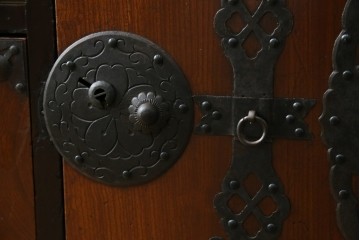 和製アンティーク　上手物!!　美品!!　前面欅(ケヤキ)材　美しい玉杢が楽しめる米沢箪笥ローチェスト　(R-075494)