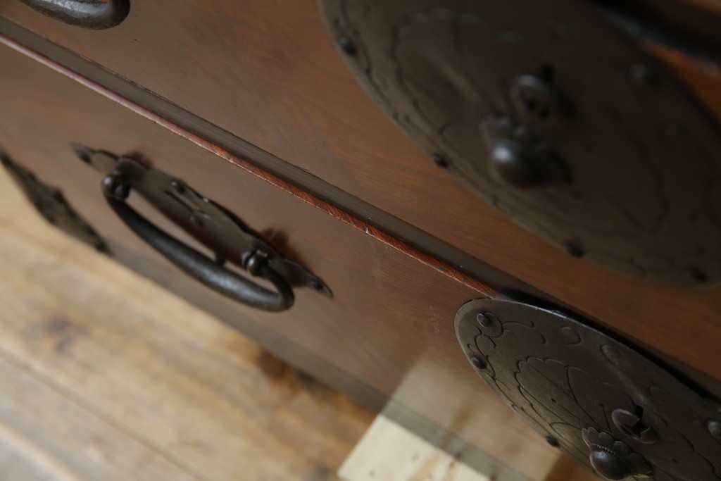 和製アンティーク　上手物!!　美品!!　前面欅(ケヤキ)材　美しい玉杢が楽しめる米沢箪笥ローチェスト　(R-075494)