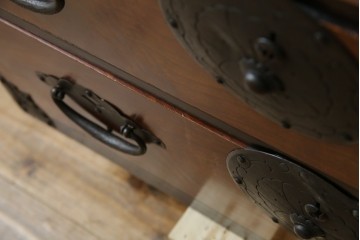 和製アンティーク　上手物!!　美品!!　前面欅(ケヤキ)材　美しい玉杢が楽しめる米沢箪笥ローチェスト　(R-075494)