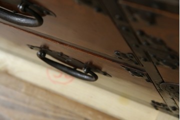 和製アンティーク　上手物!!　美品!!　前面欅(ケヤキ)材　美しい玉杢が楽しめる米沢箪笥ローチェスト　(R-075494)