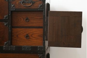 和製アンティーク　上手物!!　美品!!　前面欅(ケヤキ)材　玉杢　杢目の美しい米沢箪笥ローボード(和たんす、時代箪笥、収納タンス、テレビ台、テレビボード、ローチェスト、引き出し)(R-075494)