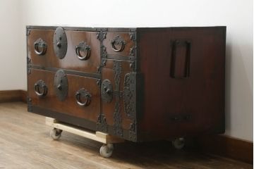 和製アンティーク　上手物!!　美品!!　前面欅(ケヤキ)材　玉杢　杢目の美しい米沢箪笥ローボード(和たんす、時代箪笥、収納タンス、テレビ台、テレビボード、ローチェスト、引き出し)(R-075494)