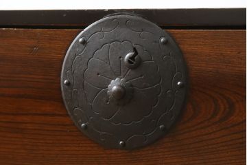 和製アンティーク　上手物!!　美品!!　前面欅(ケヤキ)材　杢目の美しい米沢箪笥ローボード(和たんす、時代箪笥、収納タンス、衣装箪笥、テレビ台、テレビボード、ローチェスト、引き出し)(R-075495)
