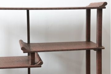 和製アンティーク　堆朱　深い色味と細部まで施された彫りが目を惹く飾り棚(違い棚、茶棚、収納棚、戸棚)(R-075496)