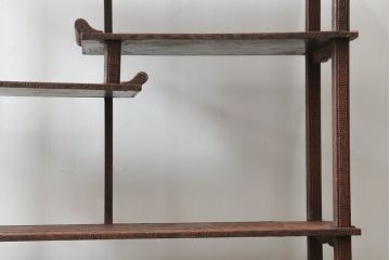 和製アンティーク　堆朱　深い色味と細部まで施された彫りが目を惹く飾り棚(違い棚、茶棚、収納棚、戸棚)(R-075496)
