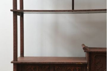 和製アンティーク　堆朱　深い色味と細部まで施された彫りが目を惹く飾り棚(違い棚、茶棚、収納棚、戸棚)(R-075496)