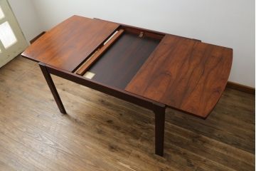 和製ビンテージ　天童木工(Tendo)　希少な廃版品　BRASILEIRA(ブラジレイラ)シリーズ　ローズウッド　シンプルなデザインで取り入れやすい天板伸長式ダイニングテーブル(エクステンションテーブル、食卓、　4人掛け、6人掛け、ヴィンテージ)(R-075499)