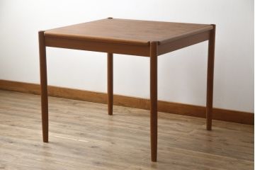 デンマークビンテージ　Kibaek Mobelfabrik(キバエク モーベルファブリック)　チーク材　両面使いできる天板がユニークなダイニングテーブル(2人掛け、4人掛け、コーヒーテーブル、カフェテーブル、ゲームテーブル、ヴィンテージ、北欧)(R-075500)