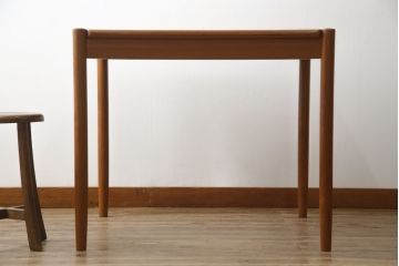 デンマークビンテージ　Kibaek Mobelfabrik(キバエク モーベルファブリック)　チーク材　両面使いできる天板がユニークなダイニングテーブル(2人掛け、4人掛け、コーヒーテーブル、カフェテーブル、ゲームテーブル、ヴィンテージ、北欧)(R-075500)