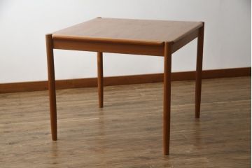 デンマークビンテージ　Kibaek Mobelfabrik(キバエク モーベルファブリック)　チーク材　両面使いできる天板がユニークなダイニングテーブル(2人掛け、4人掛け、コーヒーテーブル、カフェテーブル、ゲームテーブル、ヴィンテージ、北欧)(R-075500)