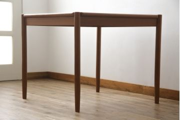 デンマークビンテージ　Kibaek Mobelfabrik(キバエク モーベルファブリック)　チーク材　両面使いできる天板がユニークなダイニングテーブル(2人掛け、4人掛け、コーヒーテーブル、カフェテーブル、ゲームテーブル、ヴィンテージ、北欧)(R-075500)