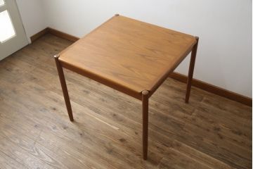 デンマークビンテージ　Kibaek Mobelfabrik(キバエク モーベルファブリック)　チーク材　両面使いできる天板がユニークなダイニングテーブル(2人掛け、4人掛け、コーヒーテーブル、カフェテーブル、ゲームテーブル、ヴィンテージ、北欧)(R-075500)