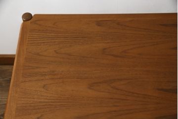 デンマークビンテージ　Kibaek Mobelfabrik(キバエク モーベルファブリック)　チーク材　両面使いできる天板がユニークなダイニングテーブル(2人掛け、4人掛け、コーヒーテーブル、カフェテーブル、ゲームテーブル、ヴィンテージ、北欧)(R-075500)