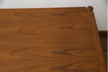 デンマークビンテージ　Kibaek Mobelfabrik(キバエク モーベルファブリック)　チーク材　両面使いできる天板がユニークなダイニングテーブル(2人掛け、4人掛け、コーヒーテーブル、カフェテーブル、ゲームテーブル、ヴィンテージ、北欧)(R-075500)