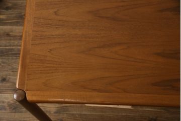 デンマークビンテージ　Kibaek Mobelfabrik(キバエク モーベルファブリック)　チーク材　両面使いできる天板がユニークなダイニングテーブル(2人掛け、4人掛け、コーヒーテーブル、カフェテーブル、ゲームテーブル、ヴィンテージ、北欧)(R-075500)