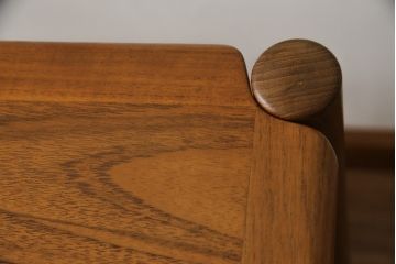 デンマークビンテージ　Kibaek Mobelfabrik(キバエク モーベルファブリック)　チーク材　両面使いできる天板がユニークなダイニングテーブル(2人掛け、4人掛け、コーヒーテーブル、カフェテーブル、ゲームテーブル、ヴィンテージ、北欧)(R-075500)