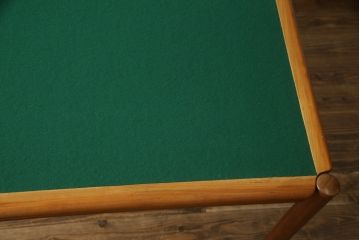 デンマークビンテージ　Kibaek Mobelfabrik(キバエク モーベルファブリック)　チーク材　両面使いできる天板がユニークなダイニングテーブル(2人掛け、4人掛け、コーヒーテーブル、カフェテーブル、ゲームテーブル、ヴィンテージ、北欧)(R-075500)
