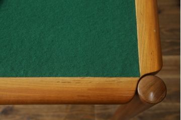デンマークビンテージ　Kibaek Mobelfabrik(キバエク モーベルファブリック)　チーク材　両面使いできる天板がユニークなダイニングテーブル(2人掛け、4人掛け、コーヒーテーブル、カフェテーブル、ゲームテーブル、ヴィンテージ、北欧)(R-075500)